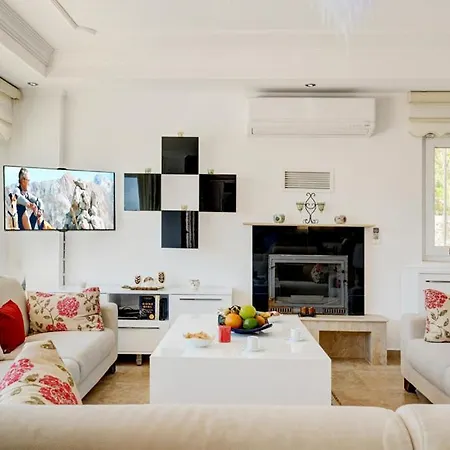 Villa Sleeps 8 Pool Air Con Wifi *