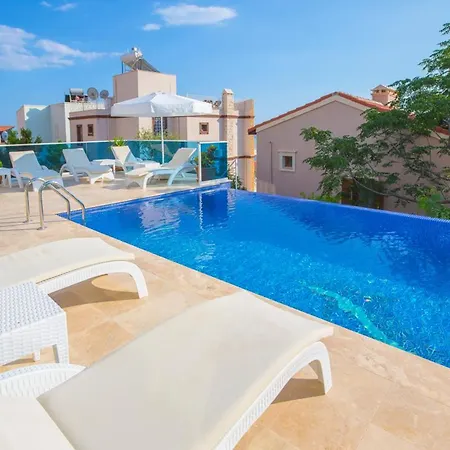 Villa Sleeps 8 Pool Air Con Wifi
